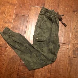 Camo joggers w/ lots of pockets